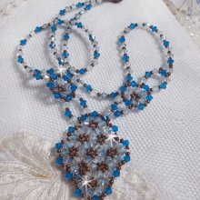 Collana arabescata con cristalli Swarovski, trottole di vetro e perline.